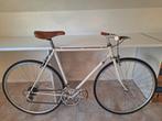 Retro fiets met nieuwe onderdelen., Ophalen