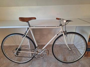 Retro fiets met nieuwe onderdelen. beschikbaar voor biedingen
