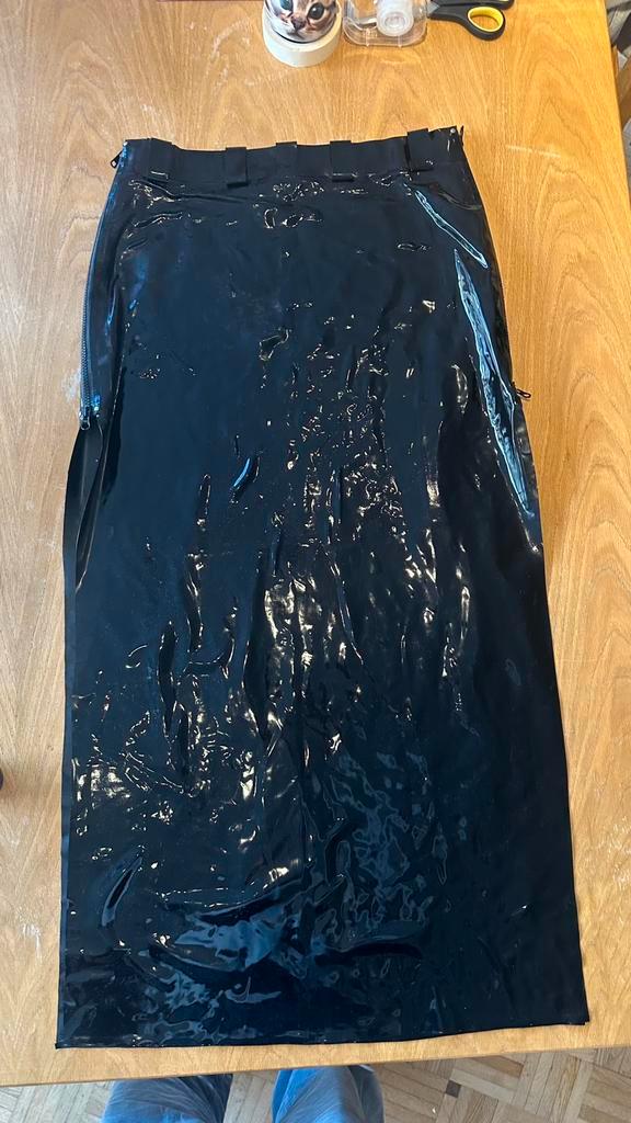 Peter Domenie Latex Kilt - L - Uniek en gedurfd, Kleding | Heren, Overige Herenkleding, Zo goed als nieuw, Ophalen of Verzenden