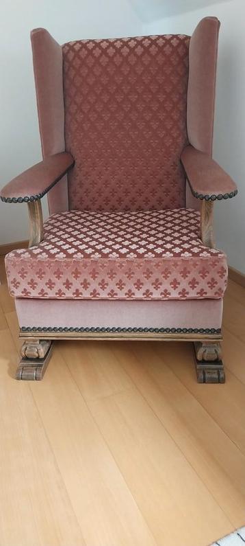 Antieke fauteuil in zeer goede staat beschikbaar voor biedingen