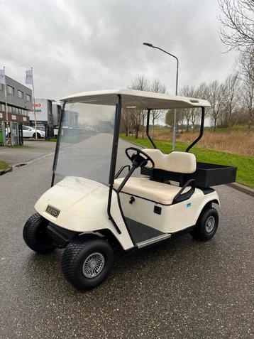 Prachtige elektrische golfcar rijdt heerlijk met werkbakje beschikbaar voor biedingen