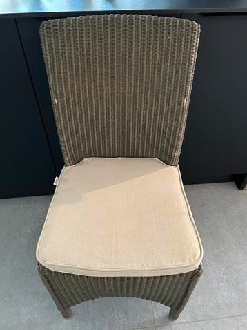 Mooie eiken keukentafel met 6 bijhorende stoelen beschikbaar voor biedingen