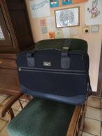 Grande valise bleu marine à roulettes . Neuve., Comme neuf