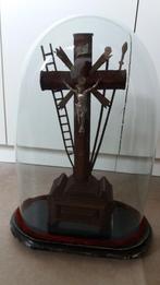 Houten kruisbeeld in glazen globe, Ophalen