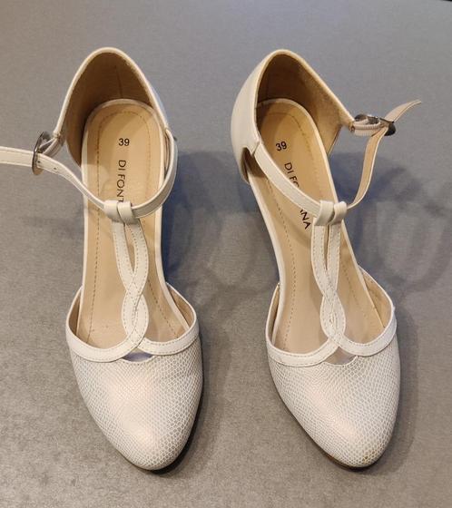 Slanke, lederen pumps met een riempje, Kleding | Dames, Schoenen, Zo goed als nieuw, Pumps, Wit, Ophalen of Verzenden