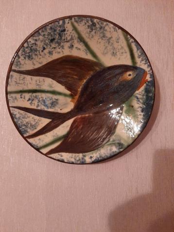 Vintage keramisch wandbord – vis in reliëf (jaren 50–70) beschikbaar voor biedingen