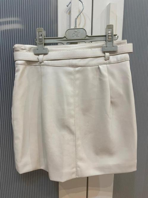 Jolie mini jupe courte en cuir blanc Bershka XS Jupes 2ememain