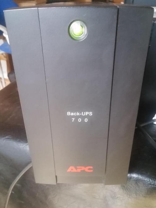 UPS APC SMART UPS 700/450W nouvelles batteries, Informatique & Logiciels, Alimentations de secours (UPS), Utilisé, Enlèvement ou Envoi