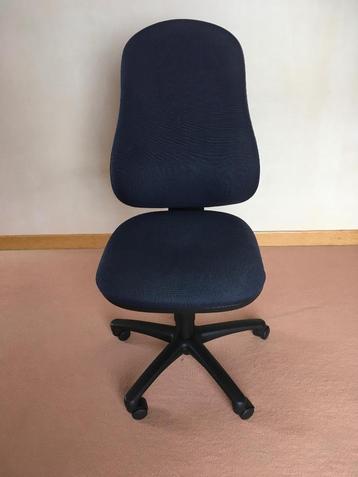 Zwarte ergonomische bureaustoel met donkerblauwe bekleding beschikbaar voor biedingen