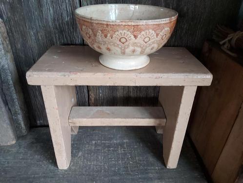 Stevige oude zalmroze houten vensterbank kruk / bankje, Antiek en Kunst, Curiosa en Brocante, Ophalen of Verzenden