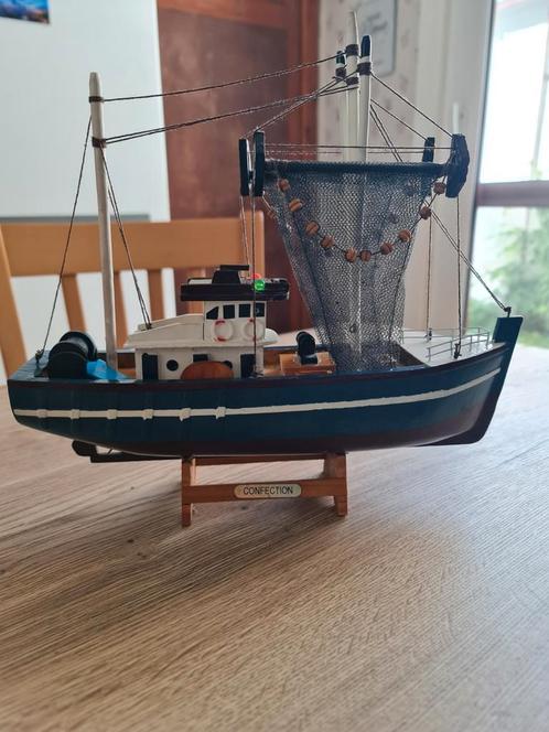 Decoratie zee : Miniatuur vissersboot met netten, Hobby & Loisirs créatifs, Modélisme | Bateaux & Navires, Comme neuf, Enlèvement ou Envoi