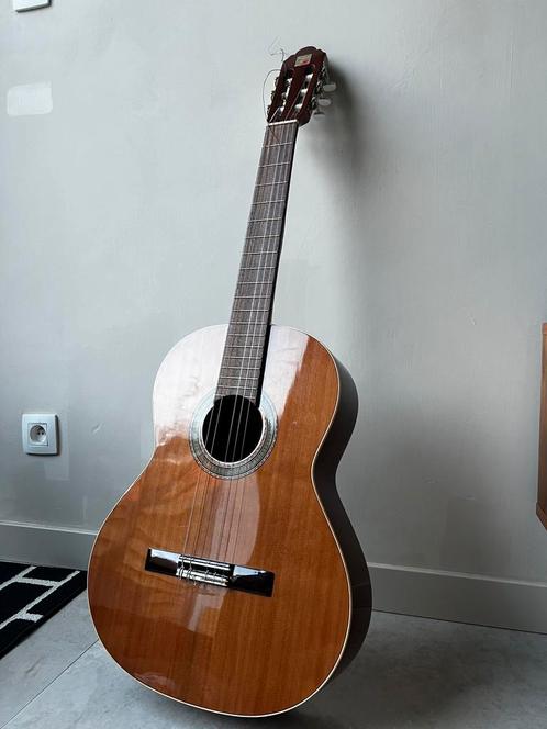 Alhambra gitaar tapa maciza model 1C met draagtas en steun, Muziek en Instrumenten, Snaarinstrumenten | Gitaren | Akoestisch, Zo goed als nieuw