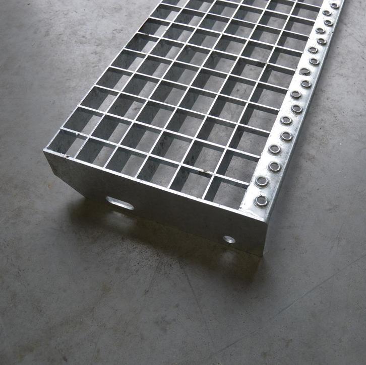 Traptreden Roostertreden  Traanplaat-treden  bordesrooster, Doe-het-zelf en Bouw, Metalen, Nieuw, IJzer, Ophalen of Verzenden