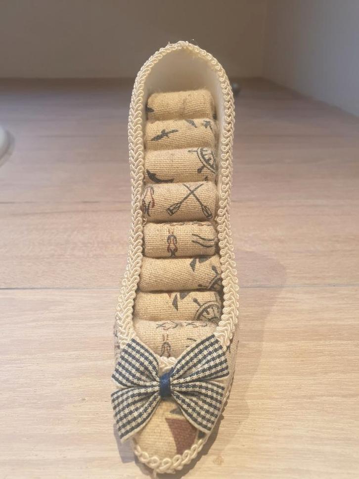 Belle chaussure pour ranger les bagues (sauf les bagues), Bijoux, Sacs & Beauté, Boîtes de maquillage & Beauty case, Comme neuf