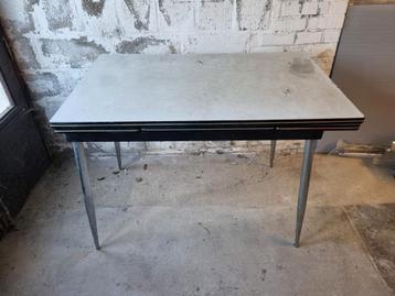 Zeer praktische uitschuifbare tafel beschikbaar voor biedingen