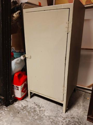 Retro stalen kast kan op slot met hangslot. beschikbaar voor biedingen