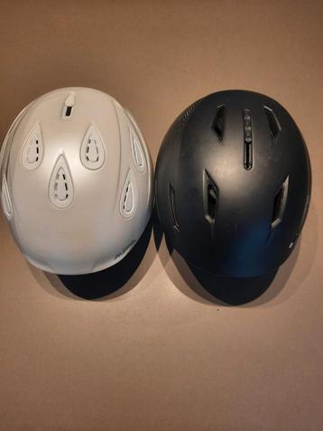 2 skihelmen: zwarte helm salomon + witte helm alpina  