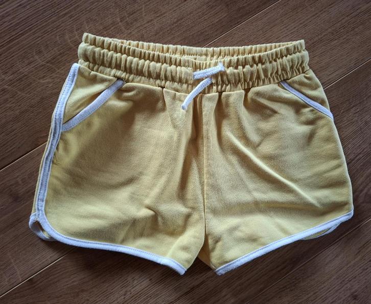 Primark gele short 122, Kinderen en Baby's, Kinderkleding | Maat 122, Gebruikt, Meisje, Broek, Ophalen of Verzenden