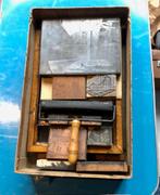 Antieke zeefdruk met platen, Ophalen