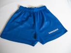 Blauw voetbalshort van Umbro, maat 128, Enfants & Bébés, Vêtements enfant | Taille 128, Enlèvement ou Envoi, Comme neuf