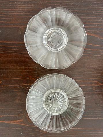 2 sets van 3 glazen bordjes beschikbaar voor biedingen