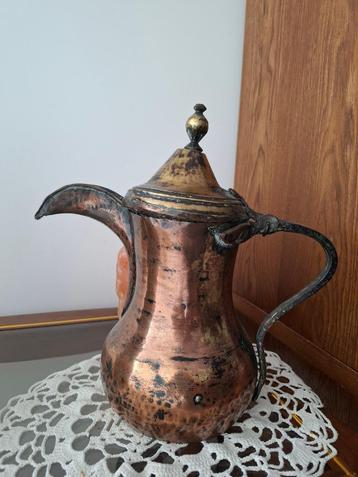 arabische koffiekan beschikbaar voor biedingen