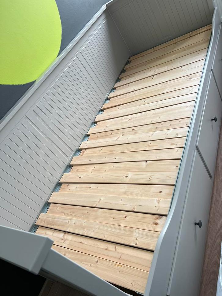 Ikea ‘Hemnes’ bed / bedbank (lichtgrijs) incl 2 matrassen!, Huis en Inrichting, Slaapkamer | Bedden, Gebruikt, Eenpersoons, 80 cm