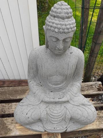Grand bouddha à la méditation en pierre bleue  beschikbaar voor biedingen