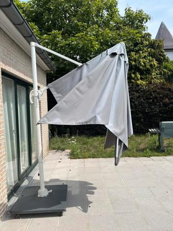 Zweefparasol Bristol + 90kg voet beschikbaar voor biedingen