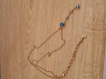 Rosé ketting met blauwe steentjes beschikbaar voor biedingen