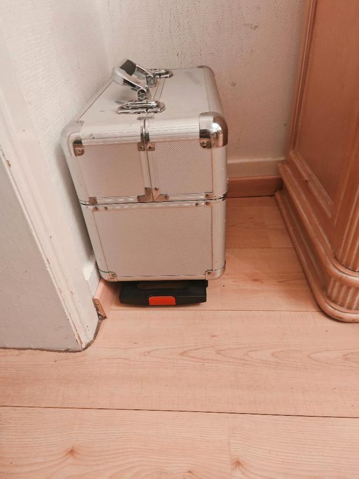 Esthetische zilveren koffer op wielen, Handtassen en Accessoires, Uiterlijk | Cosmetica en Make-up, Zo goed als nieuw, Make-up