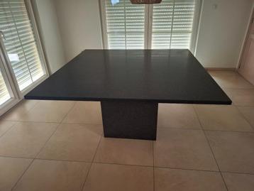 Massieve granieten eettafel 150x150 cm beschikbaar voor biedingen