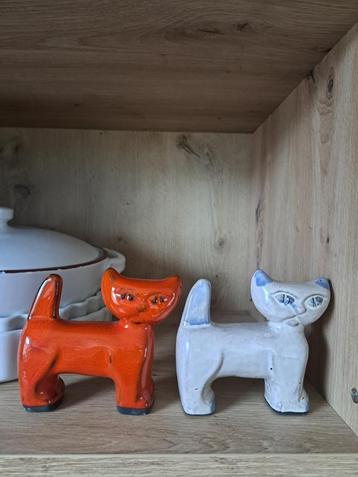 2 Keramieken kattenbeeldjes beschikbaar voor biedingen
