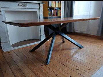 Table à manger en chêne massif beschikbaar voor biedingen