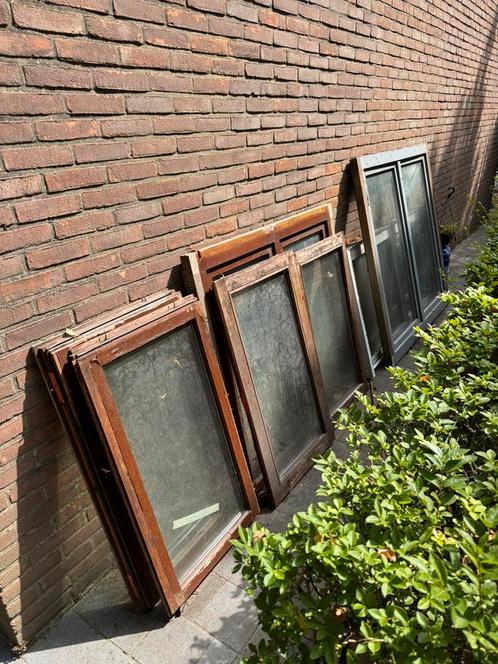 GRATIS Meranti houten ramen + 1 pvc raam, Doe-het-zelf en Bouw, Glas en Ramen, Gebruikt, Ophalen