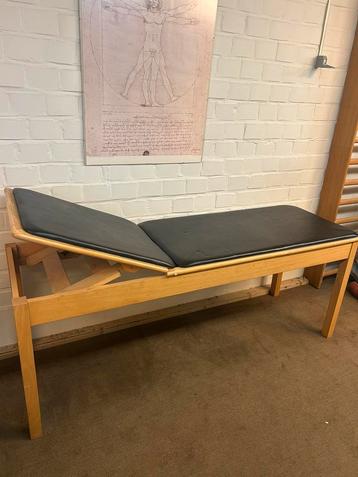 Houten behandeltafel / onderzoekstafel – verstelbaar beschikbaar voor biedingen
