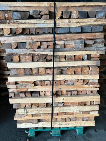 Grenen hout beschikbaar voor biedingen