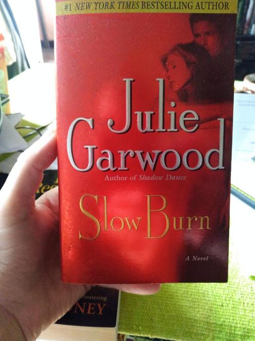 Slow burn (Garwood, Julie). Eng., Boeken, Thrillers, Zo goed als nieuw, Amerika, Ophalen of Verzenden