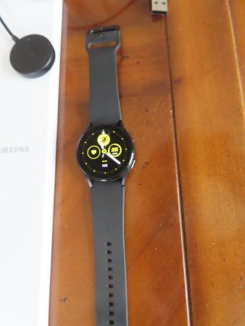 Montre connectée Samsung galaxy watch 4 + coque beschikbaar voor biedingen