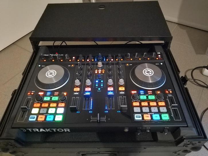 N.I  Traktor Kontrol S4 mk2 avec flightcase et adaptateur., Musique & Instruments, DJ sets & Platines, Comme neuf, DJ-Set, Autres marques