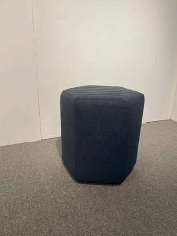 Perfecte Staat Donker Blauwe Poef beschikbaar voor biedingen