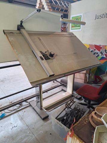 Tekentafel in perfecte staat  beschikbaar voor biedingen