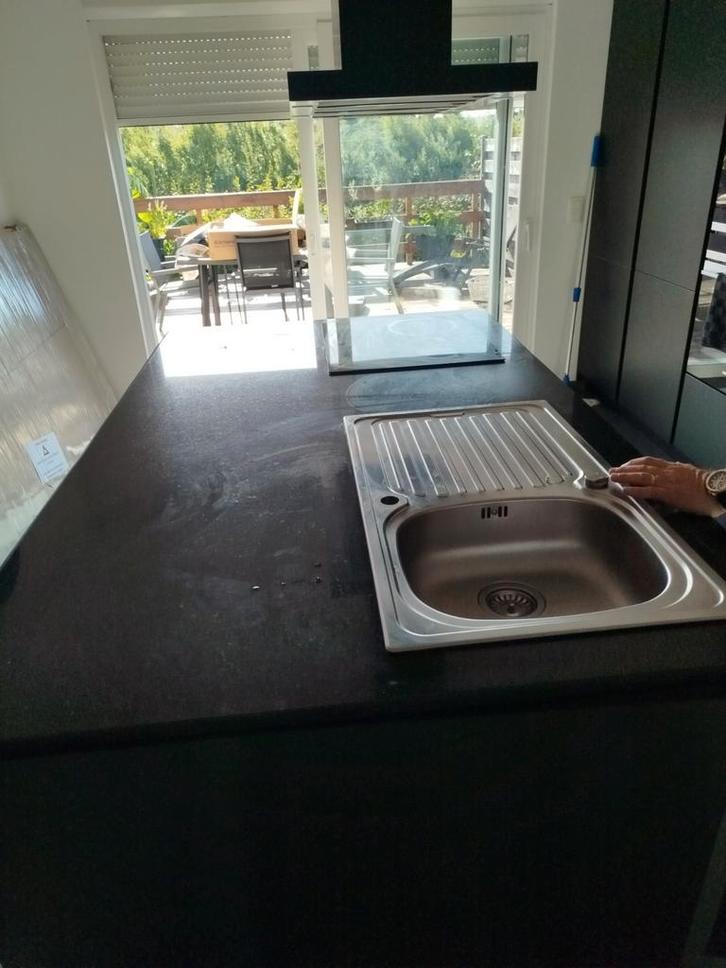 GLANZEND ZWART GRANIET, Immo, Appartementen en Studio's te huur