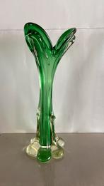 Smalle glazen vaas in groen en wit glas, Gebruikt, Ophalen of Verzenden, Glas, Minder dan 50 cm