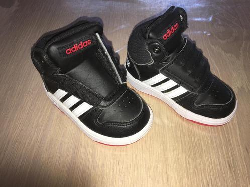 Sneakers Adidas Hoops maat 21, Kinderen en Baby's, Kinderkleding | Schoenen en Sokken, Zo goed als nieuw, Sportschoenen, Jongen