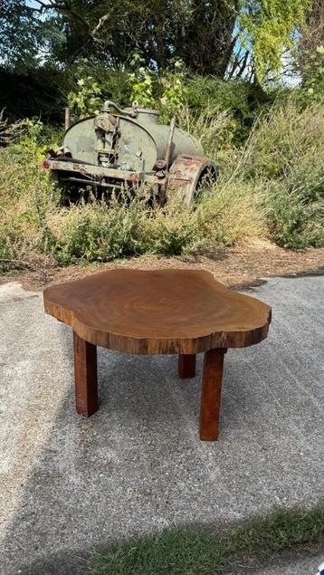 Vintage boomstam tafel beschikbaar voor biedingen