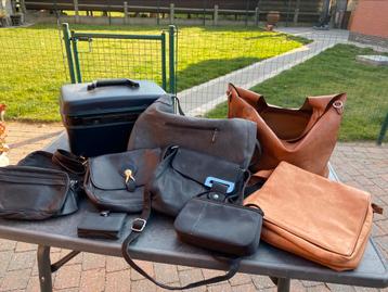 Verschillende kledij alles voor 70€ beschikbaar voor biedingen