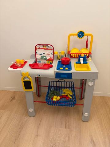 Vintage speelgoedkeukentje met eetstoel voor pop beschikbaar voor biedingen