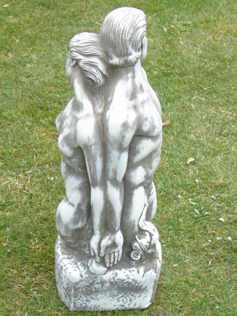 Standbeeld van een naakt koppel in gepatineerde steen, Tuin en Terras, Tuinwanddecoratie, Nieuw, Ophalen of Verzenden