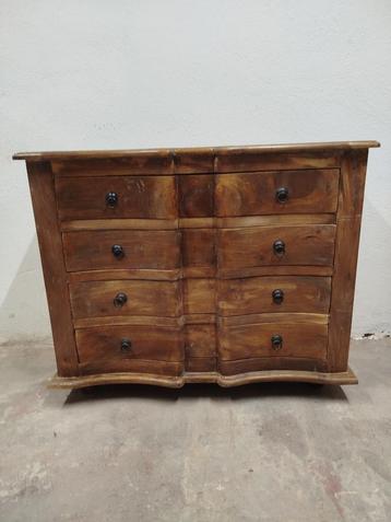 Prachtige naar 19e-eeuwse kruisboogladekast beschikbaar voor biedingen